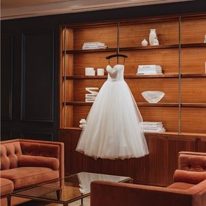 VERA WANG WEDDING DRESS. 2022 Bridal Collection Claudine 0/2 Gown.